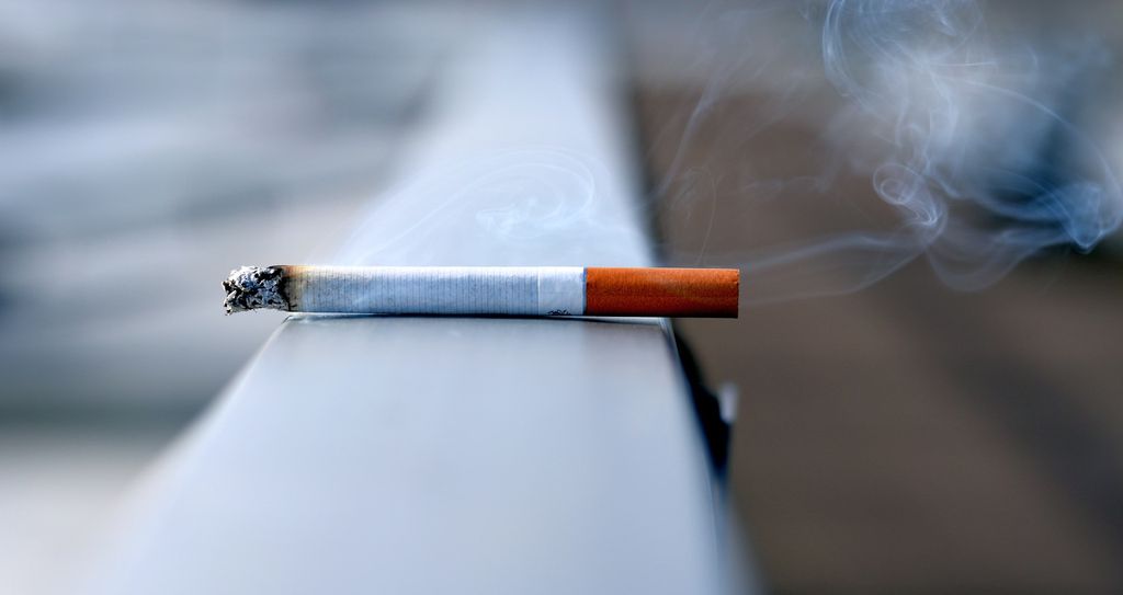 Cigarros eletrônicos com nicotina têm potencial para reduzir o tabagismo, de acordo com novo estudo (Imagem: Andres Siimon/Unsplash)
