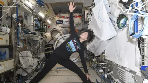 Exercício espacial: astronauta pratica yoga a bordo da ISS