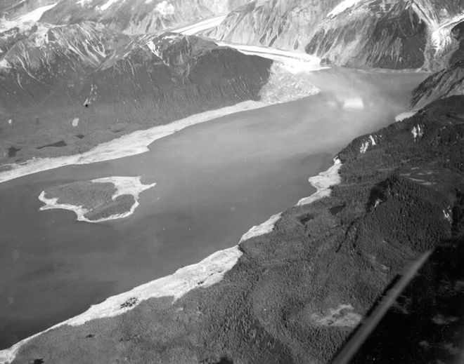Visão aérea da Baía Lituya. O desmoronamento ocorreu na encosta localizada no canto superior direito da imagem, na "cabeça" da baía (Imagem: Reprodução/DJ Miller/USGS