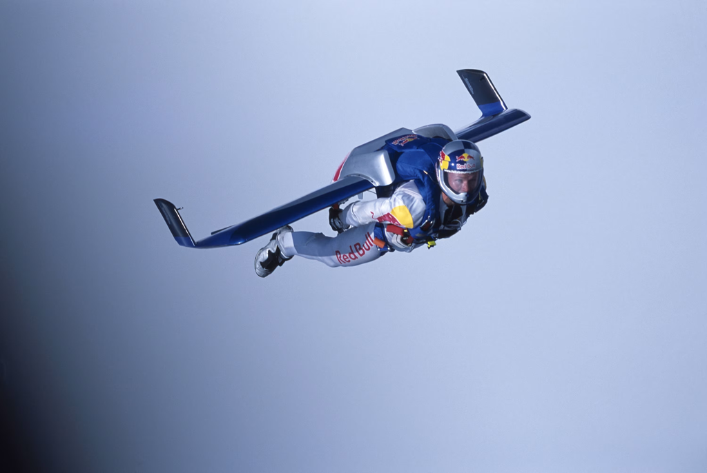 Felix foi o primeiro ser humano a cruzar o Canal da Mancha, entre Reino Unido e França, em queda livre, sem nenhum tipo de propulsão — ele só usava as asas de carbono da imagem (Imagem: Ulrich Grill/Red Bull Content Pool)