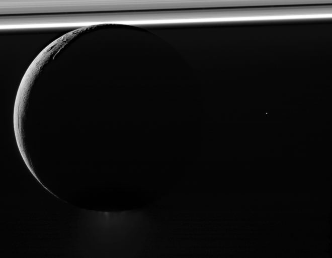 Foto mostra lua de Saturno jorrando água em estado líquido