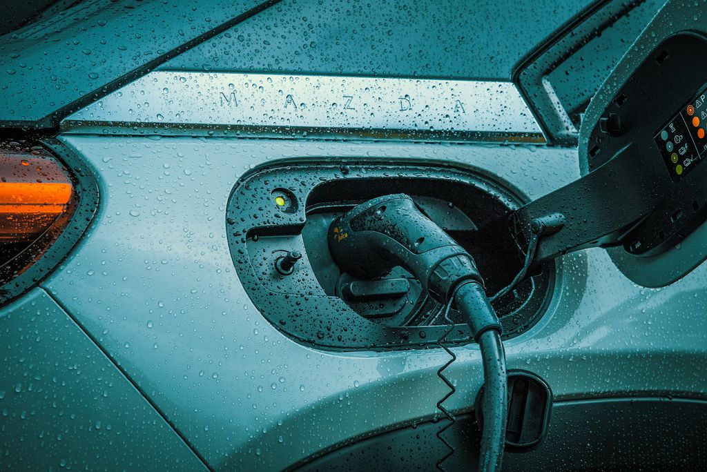 Carro elétrico carregando