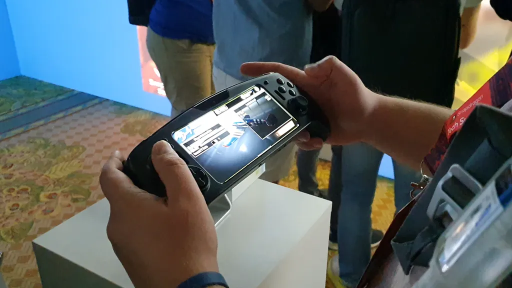 O teaser da Verizon indica que o Razer Edge deve ser muito semelhante ao kit de desenvolvimento do Snapdragon G3x Gen 1, também desenvolvido pela Razer (Imagem: Wallace Moté/Canaltech)
