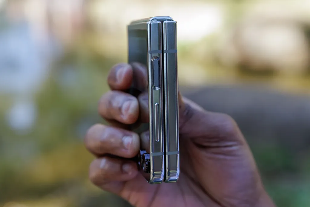 O Galaxy Z Flip 5 tem um novo mecanismo de dobra que o deixa mais fechado (Imagem: Ivo Meneghel Jr./Canaltech)