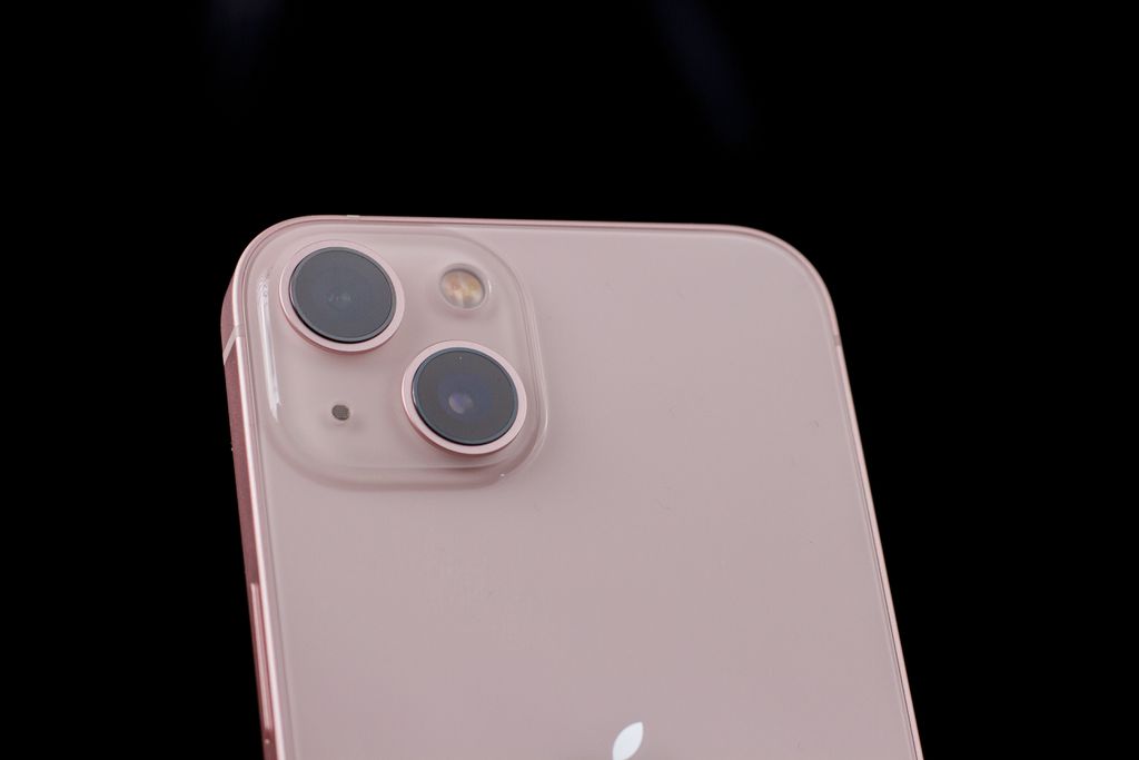 O módulo de câmeras na traseira do iPhone 13 é a diferença mais perceptível em relação ao iPhone 12 (Imagem - Canaltech/Ivo)