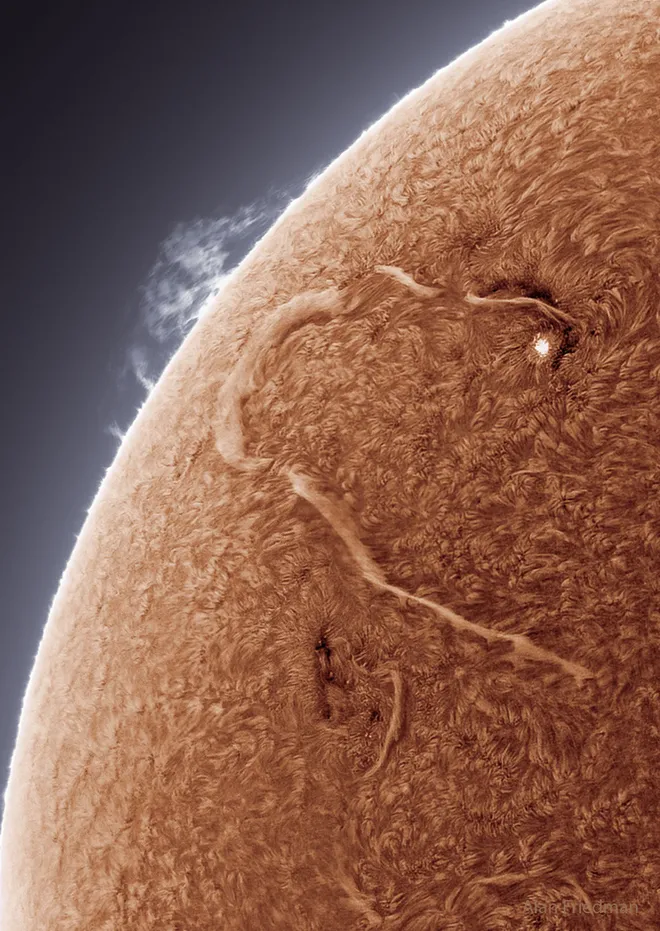 Este é um dos maiores filamentos já registrados no Sol (Imagem: Reprodução/Alan Friedman (Averted Imagination)