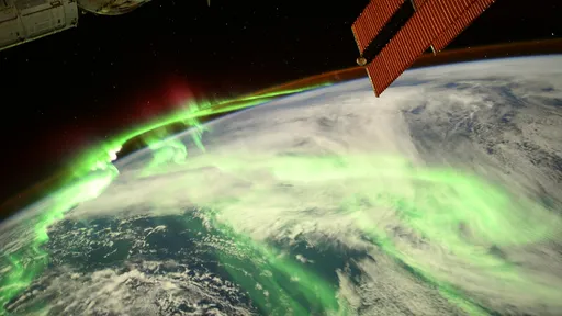 Aurora extremamente brilhante é fotografada por astronauta na ISS; veja!