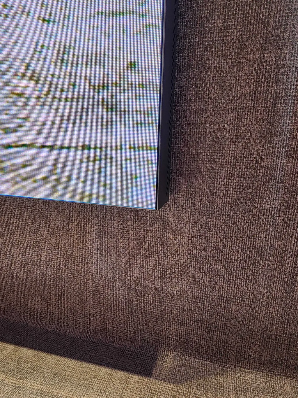 Além da qualidade de imagem turbinada, o painel Micro LED tem outro efeito surreal na TV — a ausência de bordas, algo visto apenas em materiais de marketing até então (Imagem: Felipe Junqueira/Canaltech)
