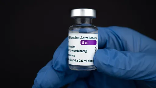 Vacina da AstraZeneca chega em clínicas particulares; confira o valor da dose