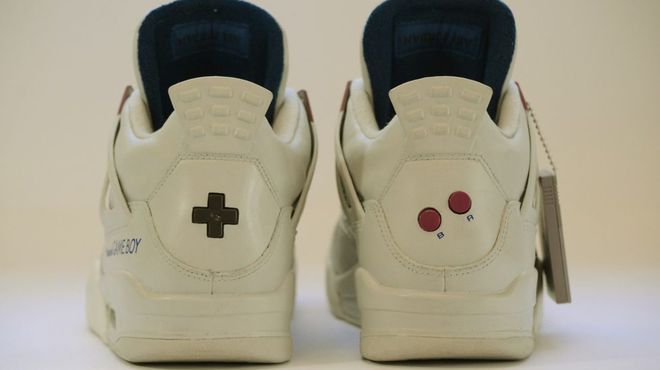 Empresa vende tênis "Air Jordan" customizado com temática Game Boy
