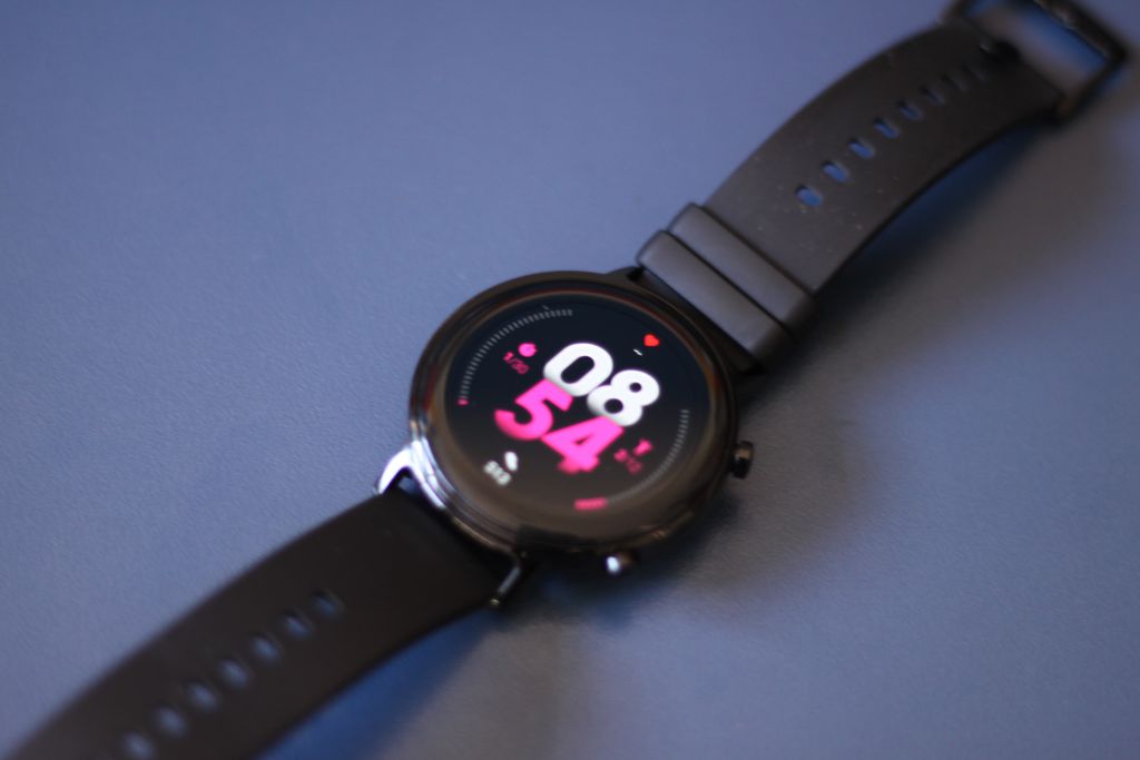 Todo pretinho, com pulseira de fluorelastômero, o Huawei Watch GT 2 Sport (42 mm) é um parceiro e tanto para as atividades do dia (Imagem: Luciana Zaramela/Canaltech)