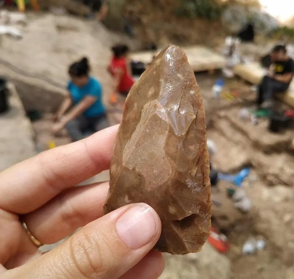 Uma das ferramentas de pedra encontradas em Tinshemet, mostrando que humanos do passado compartilhavam tecnologias entre espécies (Imagem: Marion Prévost)