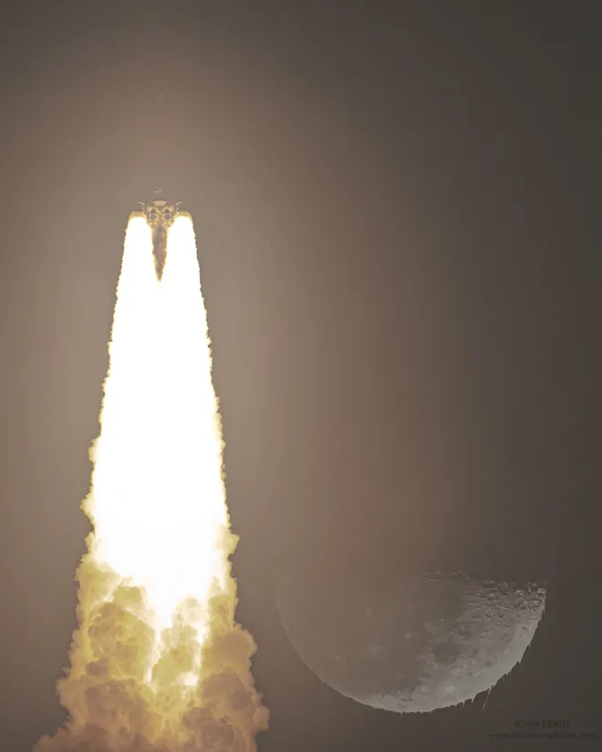 Lua e foguete Space Launch System, fotografados durante o lançamento da missão Artemis I (Imagem: Reprodução/John Kraus)