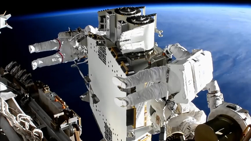 Astronautas finalizam instalação de painel solar na ISS após caminhada espacial