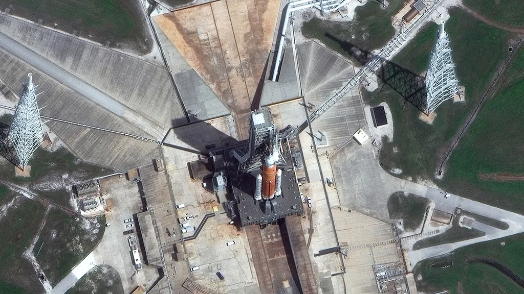 Foguete SLS e cápsula Orion prontos para o lançamento da Artemis I no Centro Espacial Kennedy. (Imagem: Reprodução / Maxar Technologies)