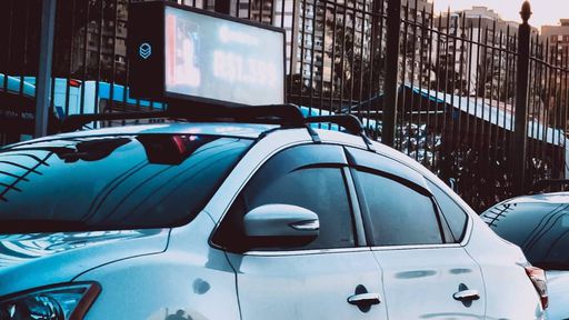 Startup dá até R$ 1.000 a motoristas de app por anúncios no carro