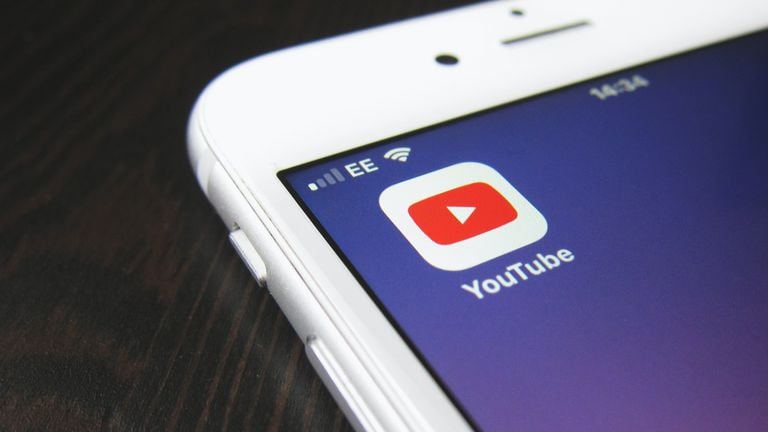 YouTube introduce nueva política para denunciar videos deepfake utilizando IA