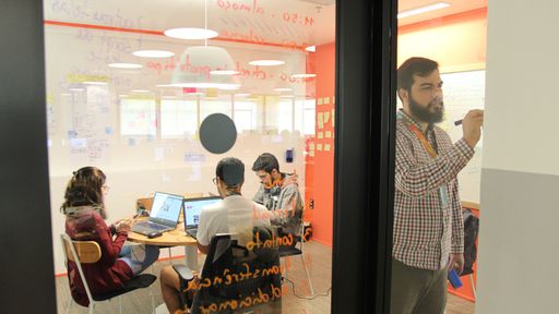 Startup oferece 10 mil bolsas de estudo gratuitas para profissionais de TI