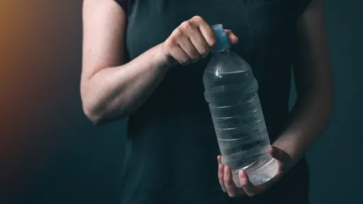 Por que água mineral tem prazo de validade na garrafa?