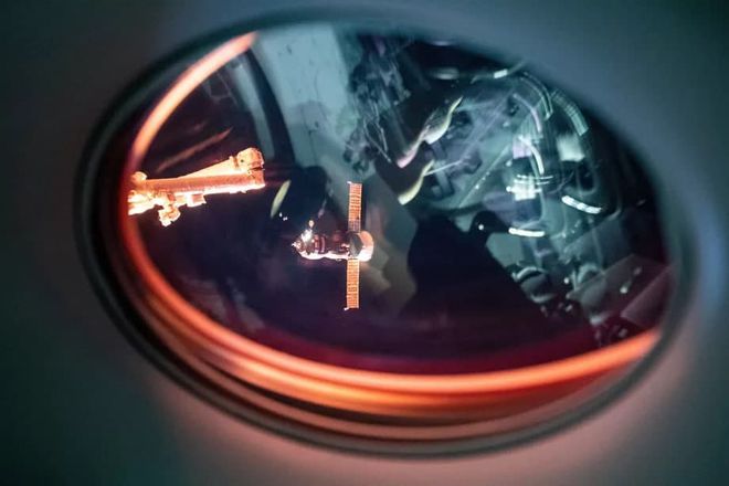 Nave Progress 77 vista através da janela da Crew Dragon (Imagem: Reprodução/NASA)