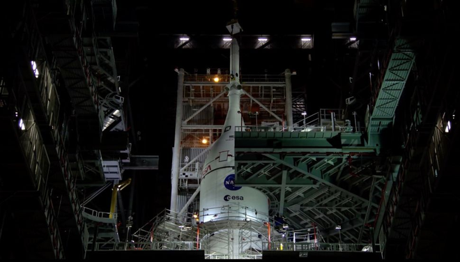 Cápsula Órion instalada sobre o foguete SLS (Imagem: Reprodução/NASA/Kim Shiflett)