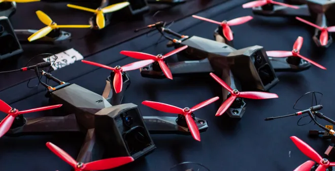 Drones competitivos podem atingir velocidades semelhantes a carros de corrida (Imagem: TechCrunch)