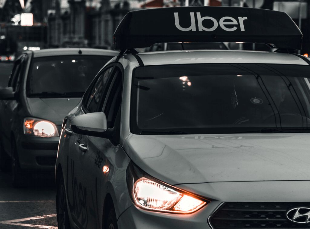 Aplicativos de transportes como Uber, Cabify e 99 não possuem vínculo de emprego com motoristas, de acordo com STF (Imagem: Viktor Avdeev/Unsplash)