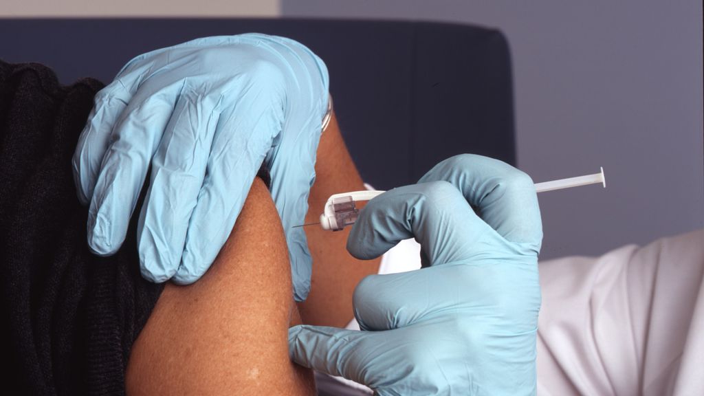 Pessoa é flagrada tentando tomar a SEXTA dose da vacina contra COVID-19 no RJ