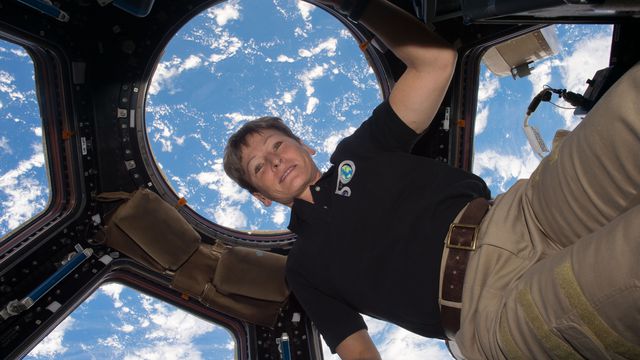 Astronauta da Nasa bate recorde de dias vividos no espaço e retorna em segurança