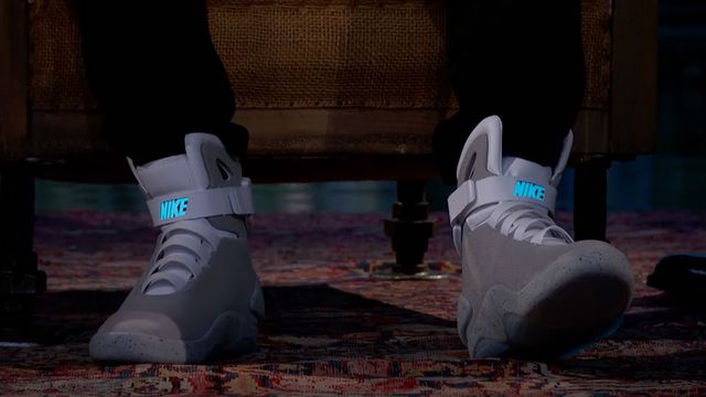 Michael J. Fox demonstra os tênis da Nike que se amarram sozinhos