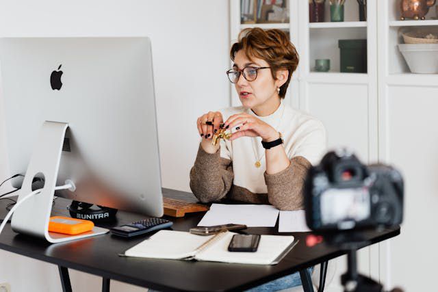 Professora dando aula online