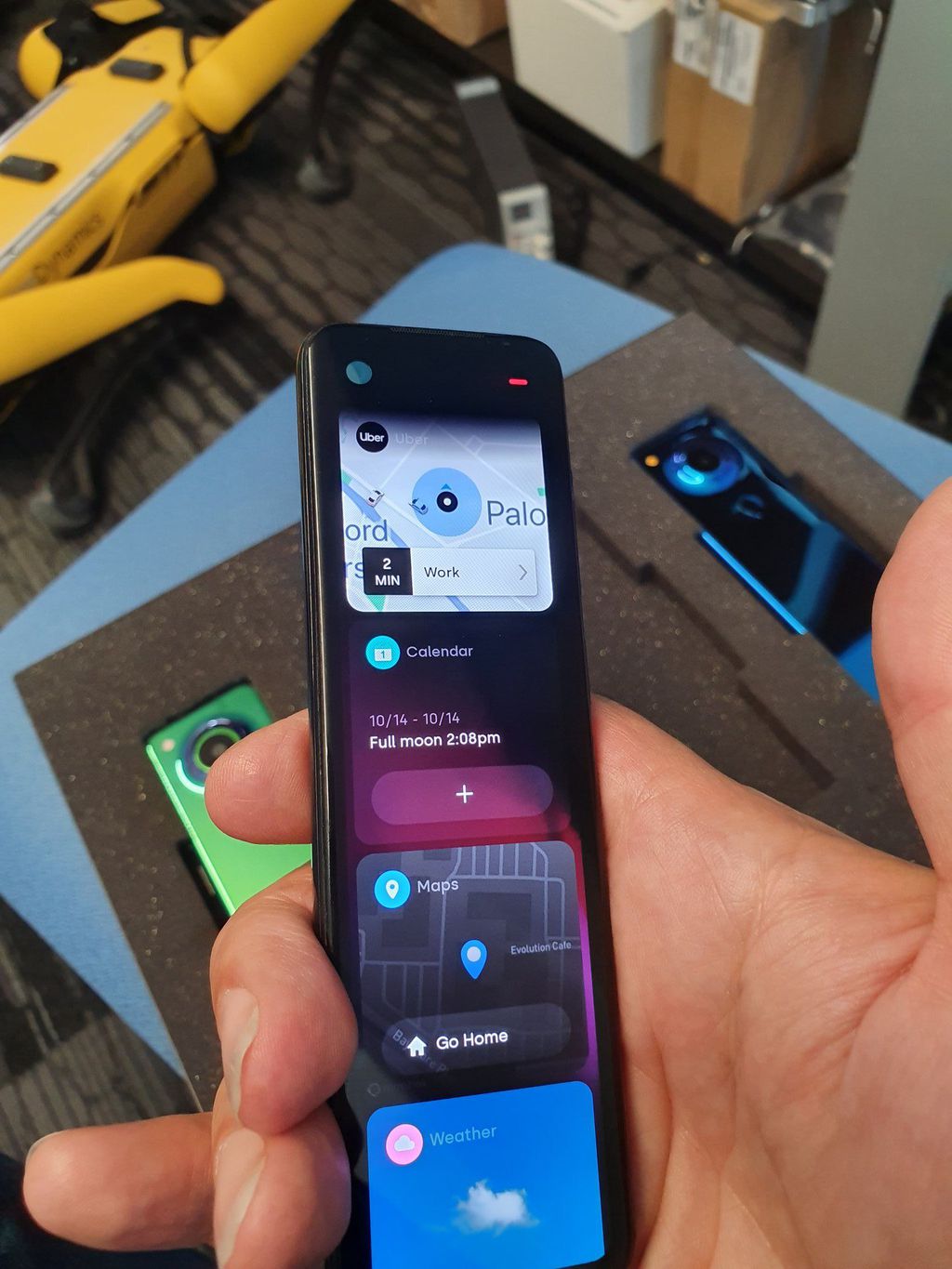 Criador do Android mostra o novo Essential Phone — que parece um controle remoto