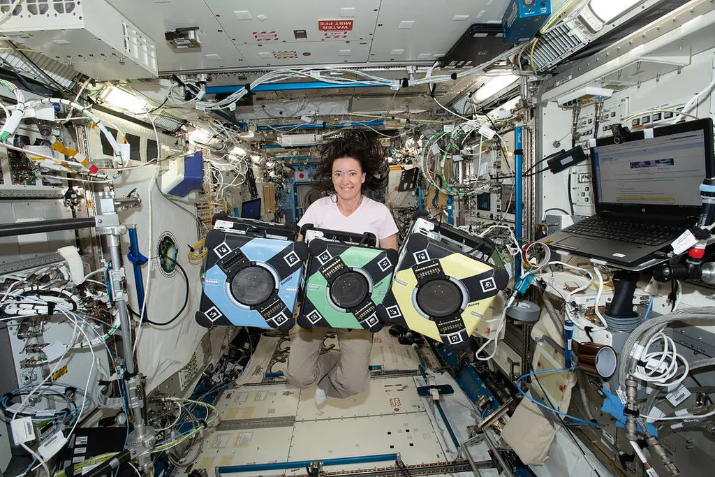 A astronauta da NASA Shane Kimbrough posa com os três Astrobees (Imagem: Reprodução/NASA/Shane Kimbrough)