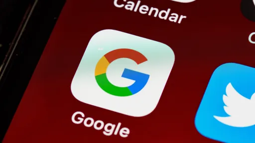App do Google testa uma nova posição para a barra de busca