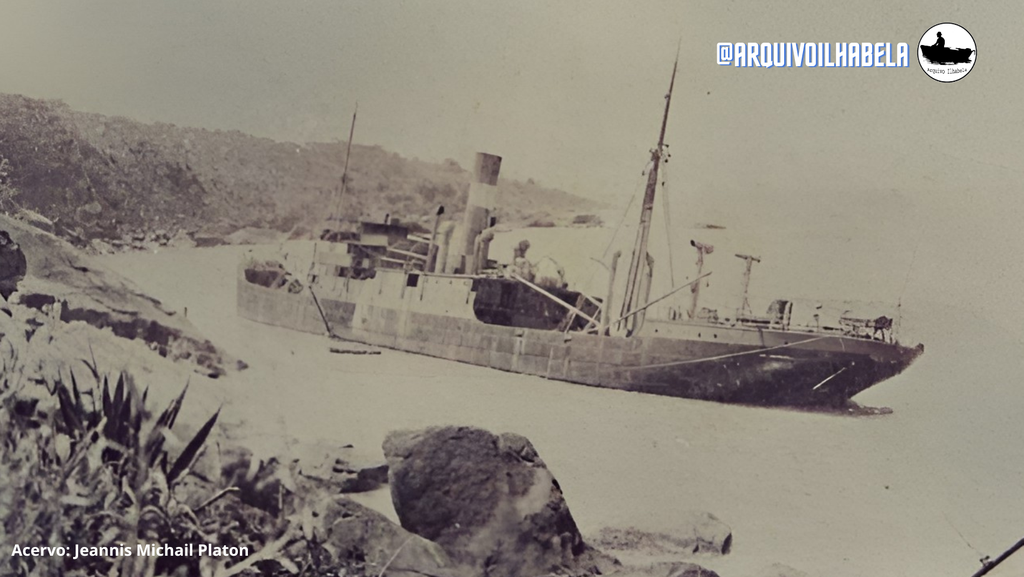 Navio Therezina encalhado na areia em foto de ampla paisagem