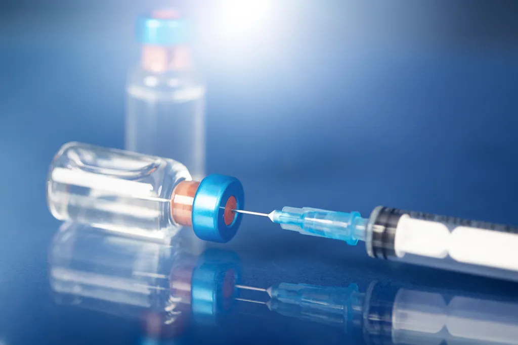 Para ampliar vacinação, EUA autorizam o uso de doses menores da vacina contra a varíola dos macacos em adultos (Imagem: Erika8213/Envato)