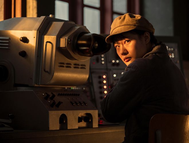 Ye Wenjie começa a trabalhar na Base Costa Vermelha (Imagem: Divulgação/Netflix)
