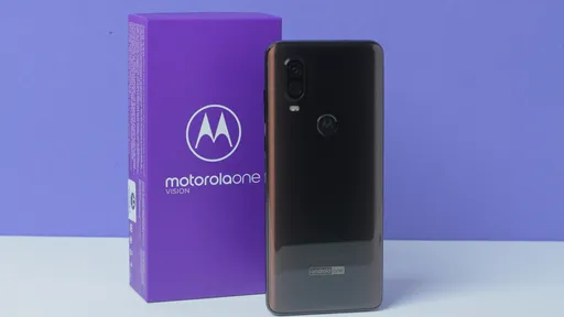 Motorola One Vision chega ao Brasil custando R$ 2 mil