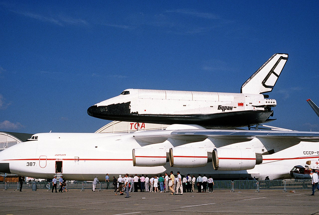 Exposição de aeronave An-225 Mriya, com o ônibus espacial Buran (Imagem: Domínio público)