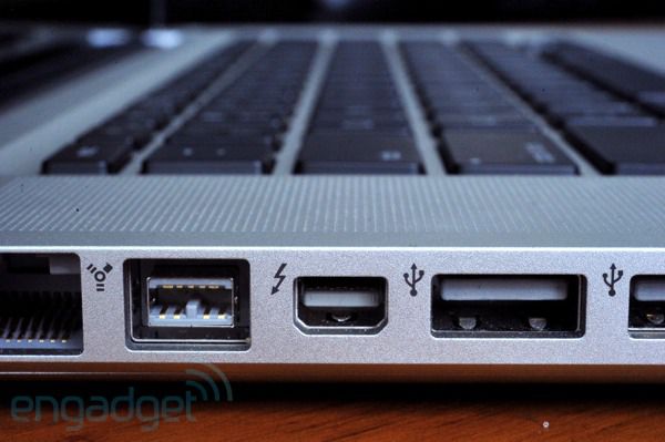 O Thunderbolt assumiu a interface de Mini DisplayPort, diferenciando-se da concorrência (Imagem: Thunderbolt/ Engadget)