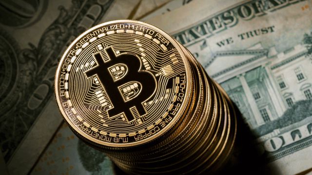 Bitcoin despenca 18% após novos rumores de banimento