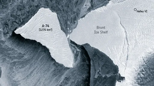 Imagens de satélite mostram um enorme iceberg quase colidindo com a Antártida