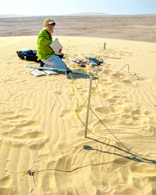 Michel Lounge instalando a sonda no deserto do Catar, em 2012 (Imagem: Reprodução/Michel Louge/Cornell University)