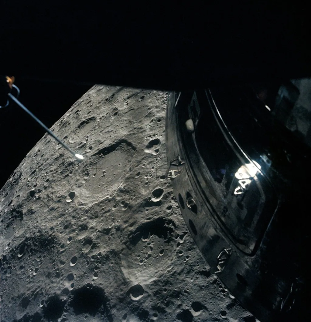 Módulo de comando da missão Apollo 13 e Lua fotografados em 15 de abril de 1970, após a quebra do recorde de maior distância já percorrida por uma nave e tripulação (Imagem: Reprodução/NASA)