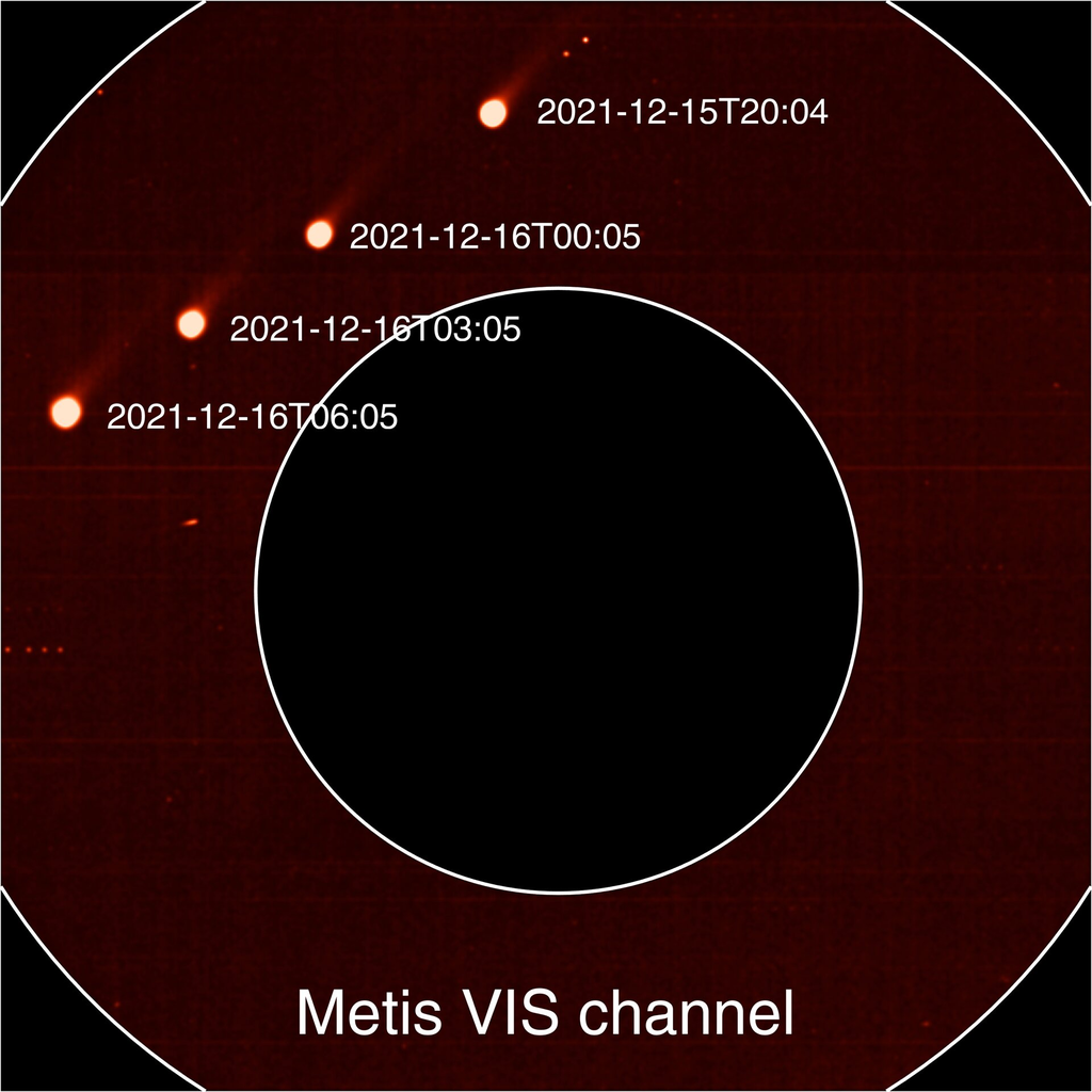 Agora, o cometa observado na luz visível pelo instrumento Metis; a cauda de poeira e íons aparece apontada para o intrumento (Imagem: Reprodução/ESA/Solar Orbiter/Metis Team)