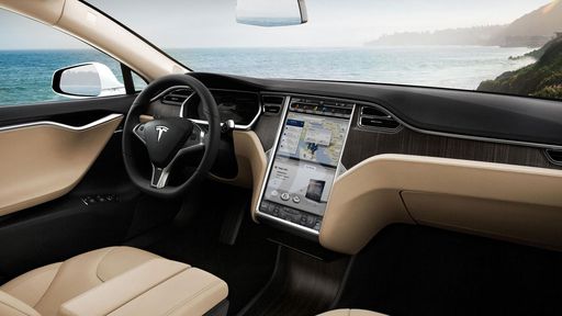 Homem é preso por “dirigir” um Tesla do banco de trás e repete a infração