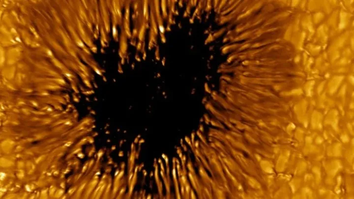 Mancha solar em altíssima resolução fotografada pelo Daniel K. Inouye Solar Telescope (NSO/AURA/NSF)