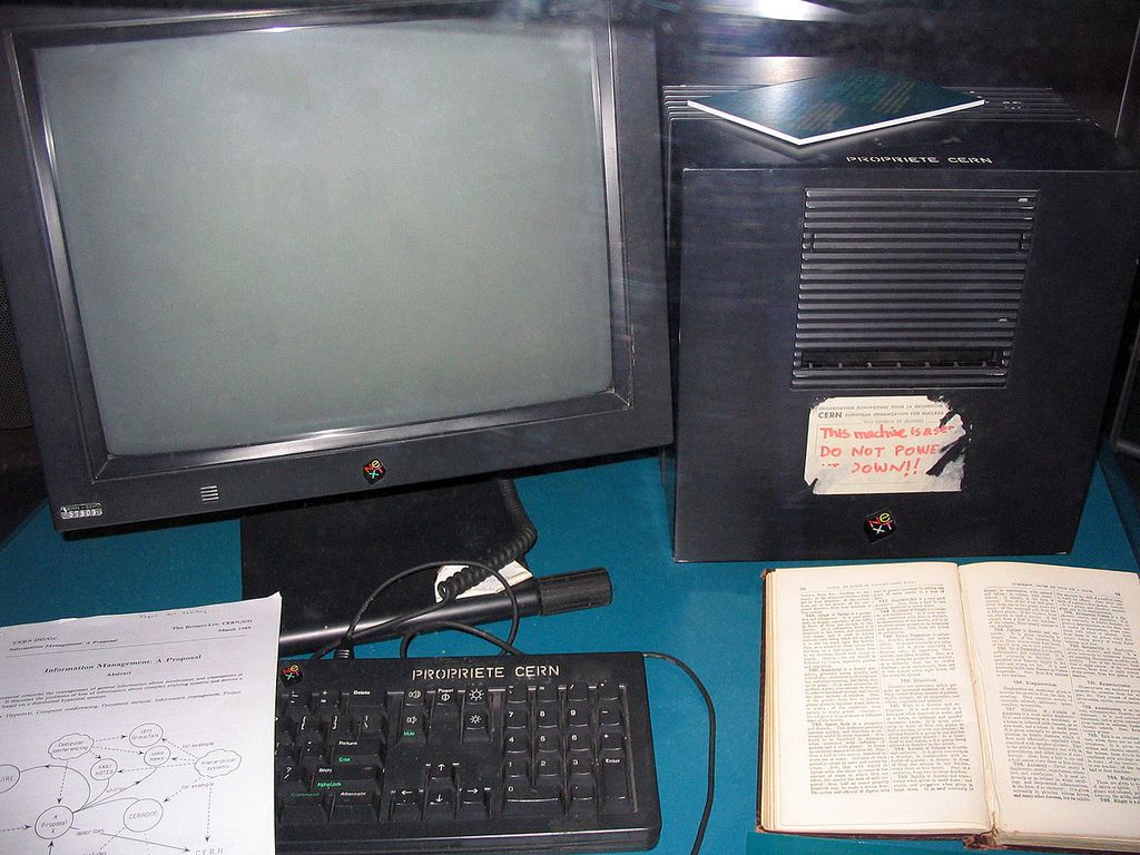 Eis o primeiro sevidor web do mundo, utilizado para hospedar o The Project, de Tim Berners-Lee (Imagem: Reprodução/Wikimedia Commons)