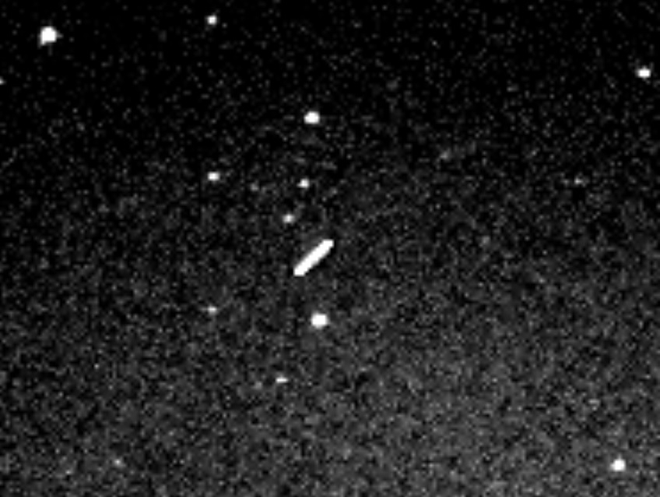 Imagem do asteroide durante uma passagem pela Terra em 1997. A rocha aparece no meio como um rastro brilhante, devido ao seu rápido movimento aparente (Imagem: Reprodução/Sormano Astronomical Observatory)
