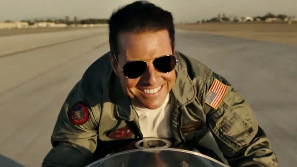 Tom Cruise está rindo sozinho, porque Top Gun: Maverick arrecadou mais de US$ 800 milhões na bilheteria do cinema mundial (Imagem: Reprodução/Paramount Pictures)